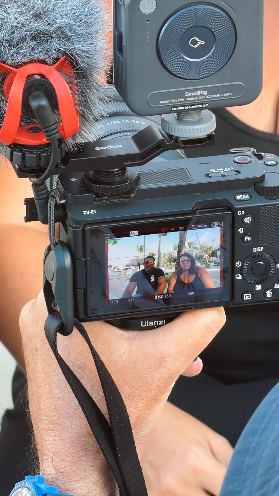 Cámara de hellox2travels grabando la entrevista a Laura y Alexis de One Two Traveling