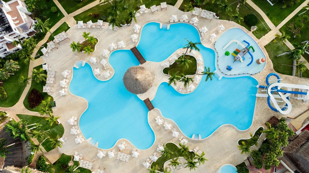 Vista a&eacute;rea de la piscina principal del Sunscape Dominicus La Romana