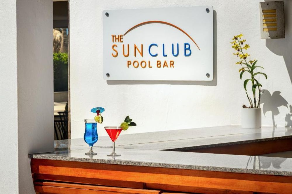 The Sun Club Pool Bar del Sunscape Dominicus La Romana con c&oacute;cteles