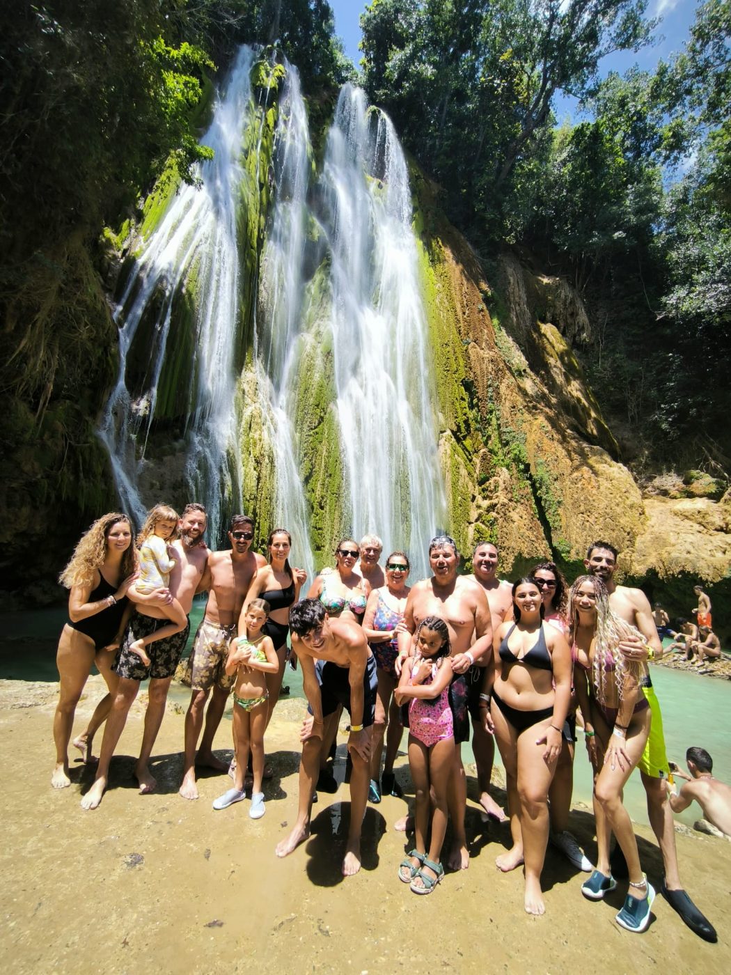 Viajeros del circuito República Dominicana en la Cascada El Limón, Samaná