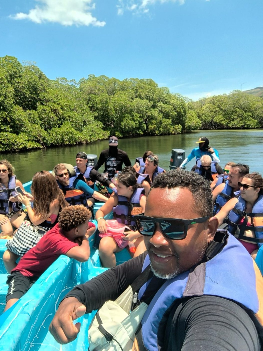 Alexis, guía de One Two Traveling, con el grupo en lancha en República Dominicana