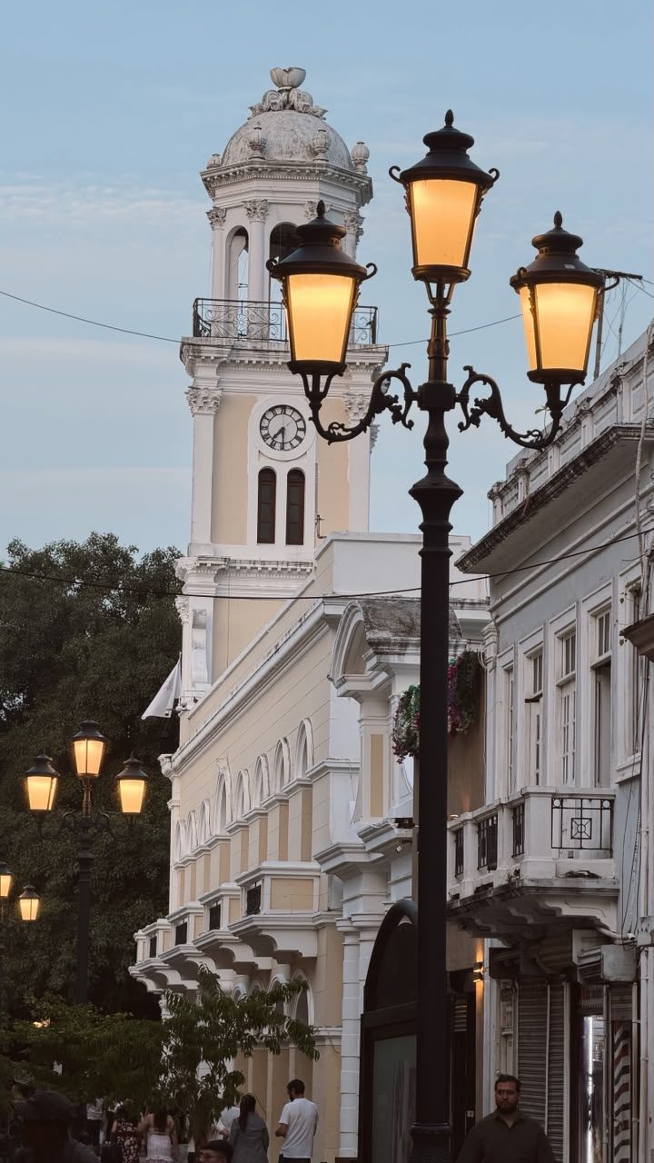 Palacio Consistorial en la calle El Conde, Zona Colonial de Santo Domingo, en el circuito por República Dominicana