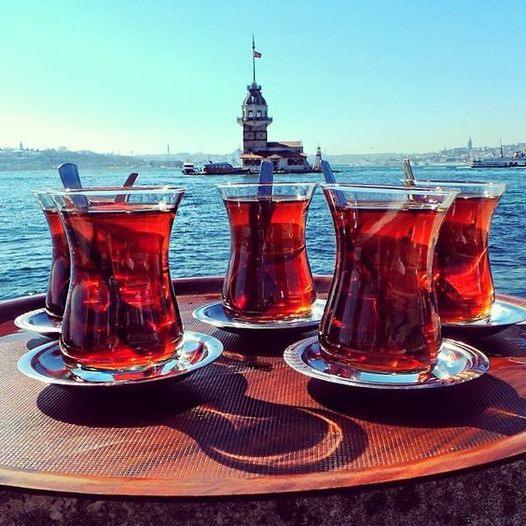 Vasos de té turco frente al Bósforo con la Torre de la Doncella al fondo