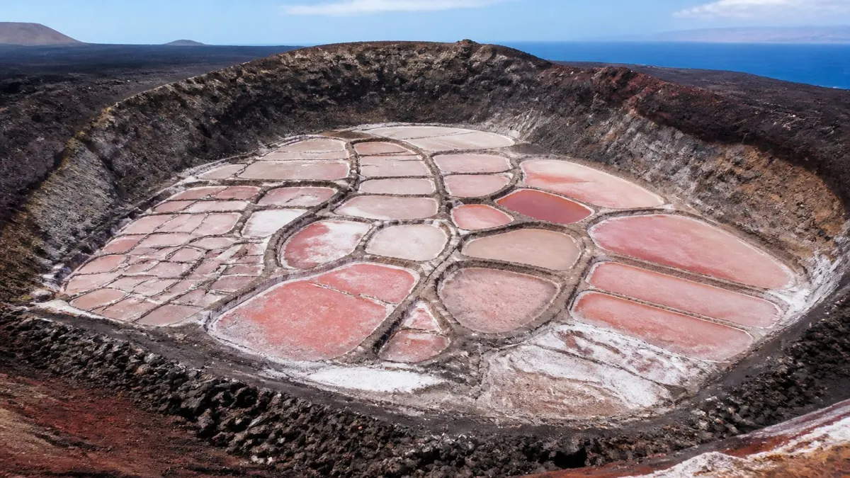 Salinas de Pedra de Lume dentro del cr&aacute;ter volc&aacute;nico en la Isla de Sal