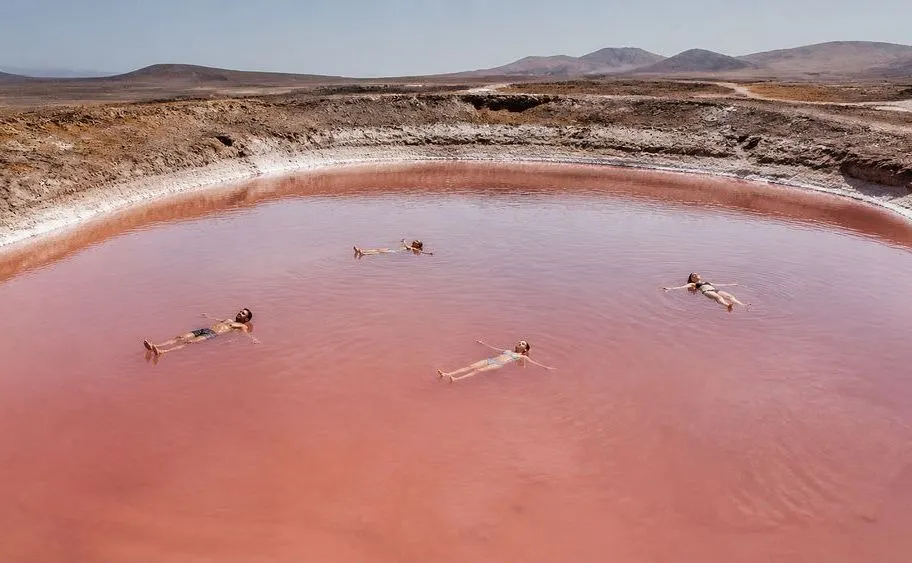 Personas flotando en las salinas de Pedra de Lume, Isla de Sal, Cabo Verde