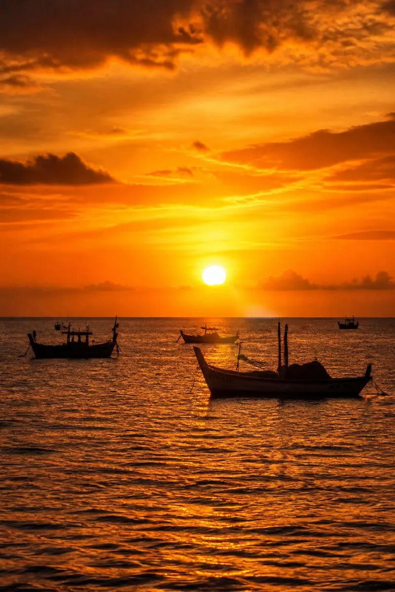 Atardecer con barcas de pescadores frente a Santa Mar&iacute;a, Isla de Sal