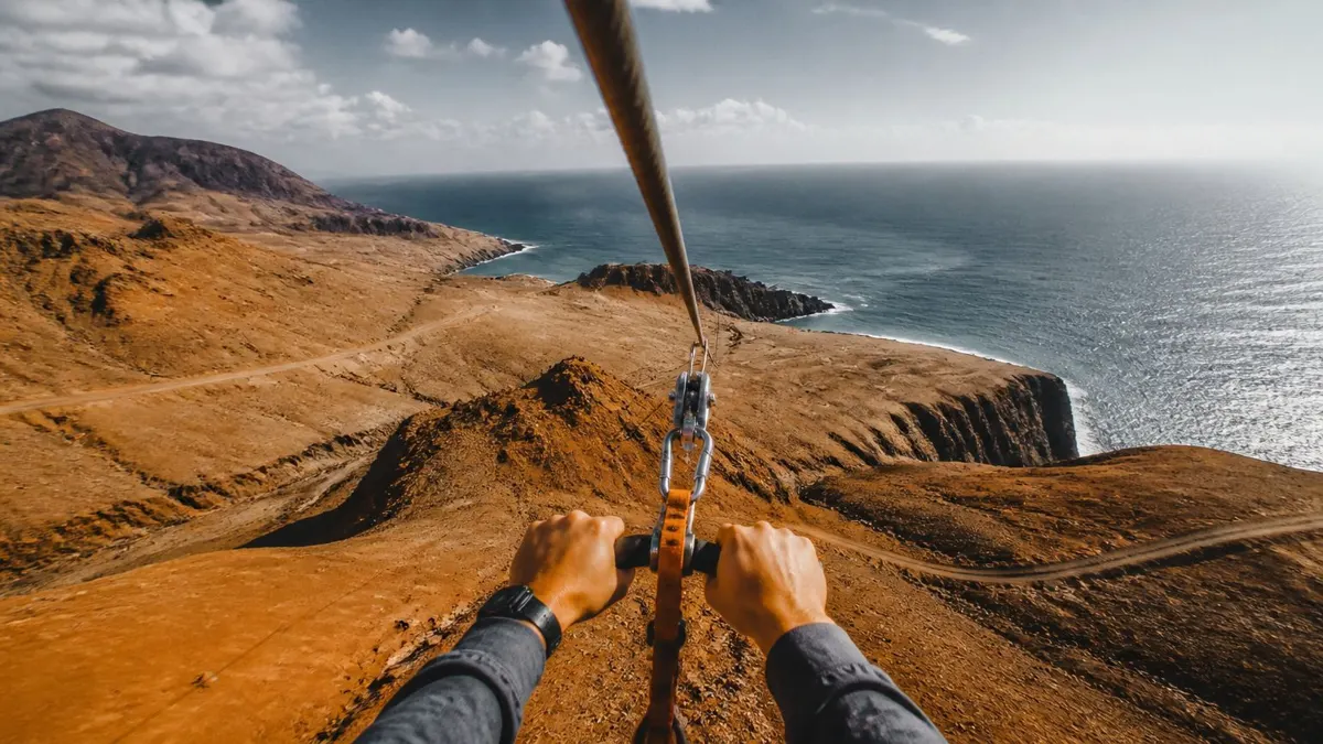 Vista desde la tirolina sobre el acantilado de la Isla de Sal hacia el oc&eacute;ano