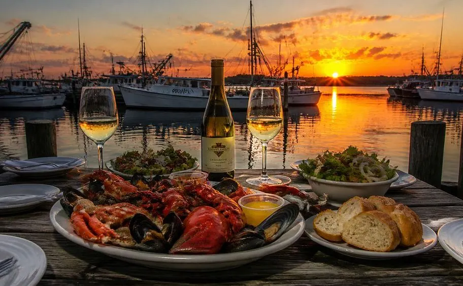 Cena de marisco y vino al atardecer en el puerto de Santa Mar&iacute;a, Isla de Sal