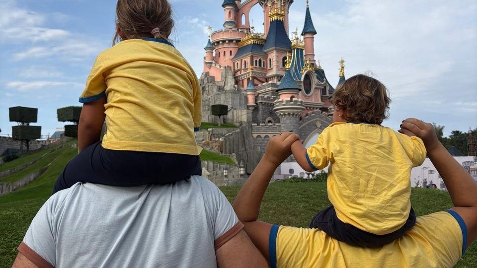 Familia mirando el castillo de Disneyland Paris
