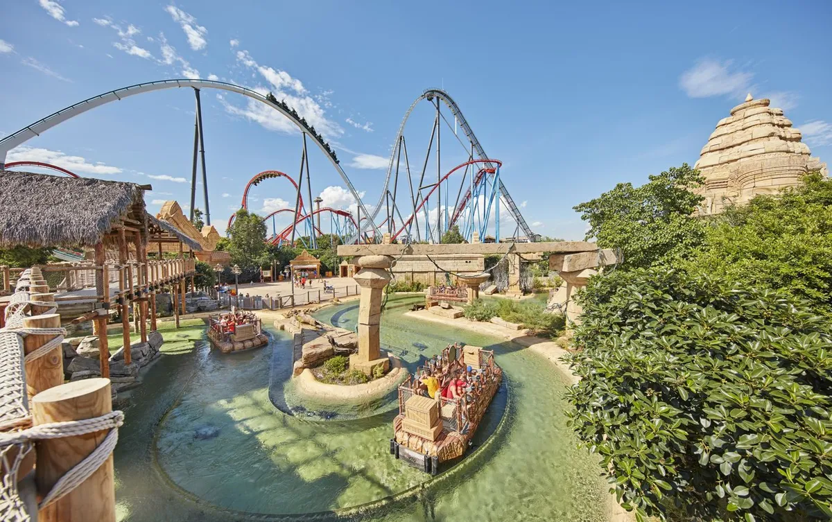 Lago y montañas rusas de PortAventura Park