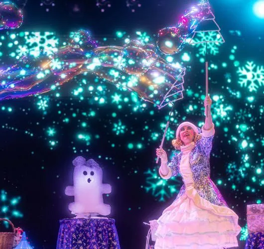 Artista con burbujas gigantes en Bubble Magic Christmas