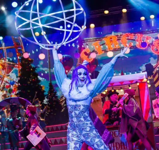 Artista con aro luminoso en el Circo de Navidad del Gran Teatro Imperial
