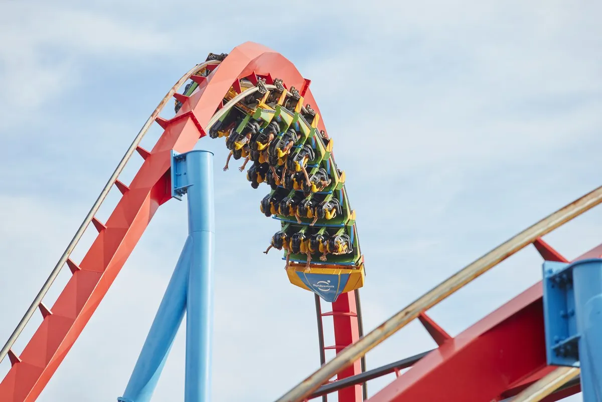 Dragon Khan haciendo un looping con el cielo azul de fondo