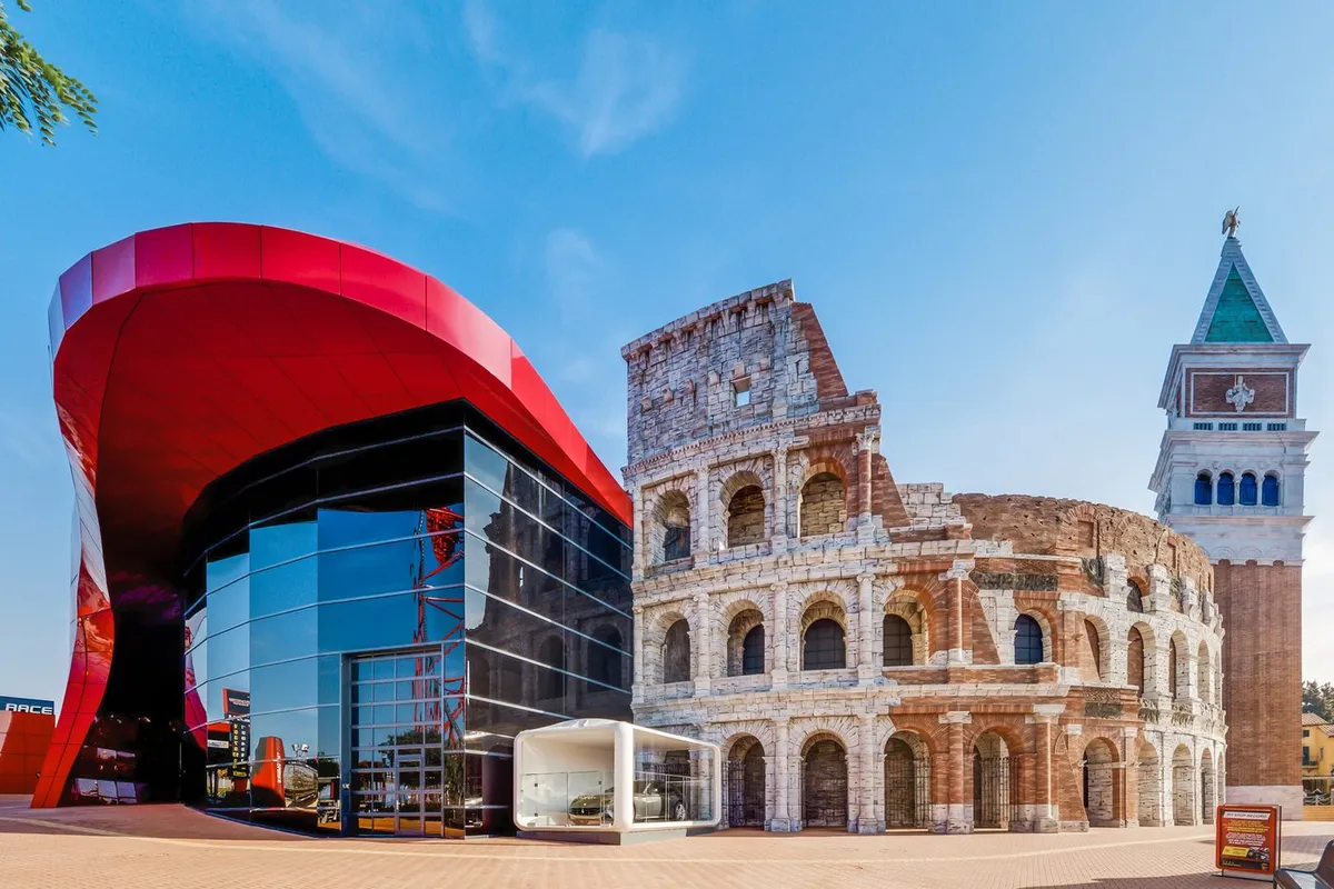 Edificio rojo de la entrada de Ferrari Land junto al Coliseo
