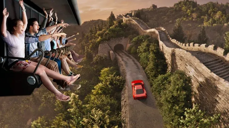Pasajeros de Flying Dreams sobrevolando la Gran Muralla en pantalla