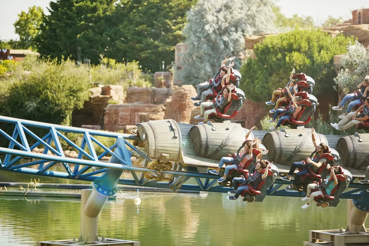 Furius Baco pasando sobre el agua en la zona Mediterrània de PortAventura Park