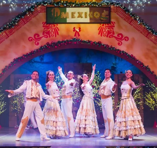Bailarines de la Gran Fiesta de Navidad en el escenario de México