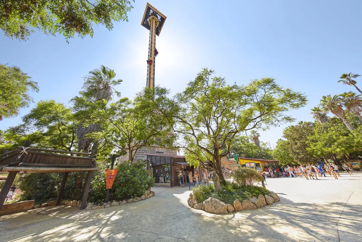 Torre de caída Hurakan Condor entre los árboles de México