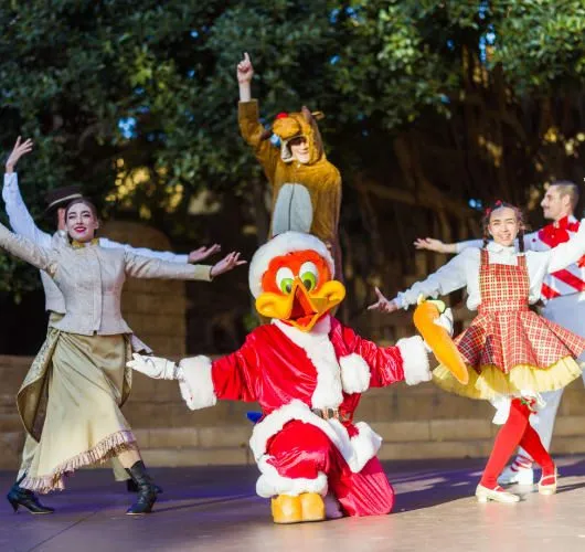 Woody bailando con el elenco en La Navidad de Woody