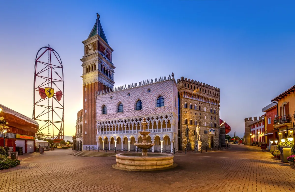 Plaza Italiana de Ferrari Land al atardecer