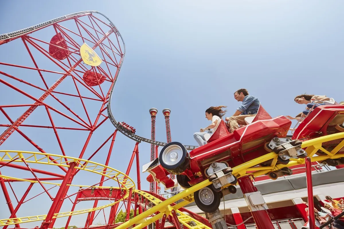 Red Force, la montaña rusa de Ferrari Land, con pasajeros en el primer vagón