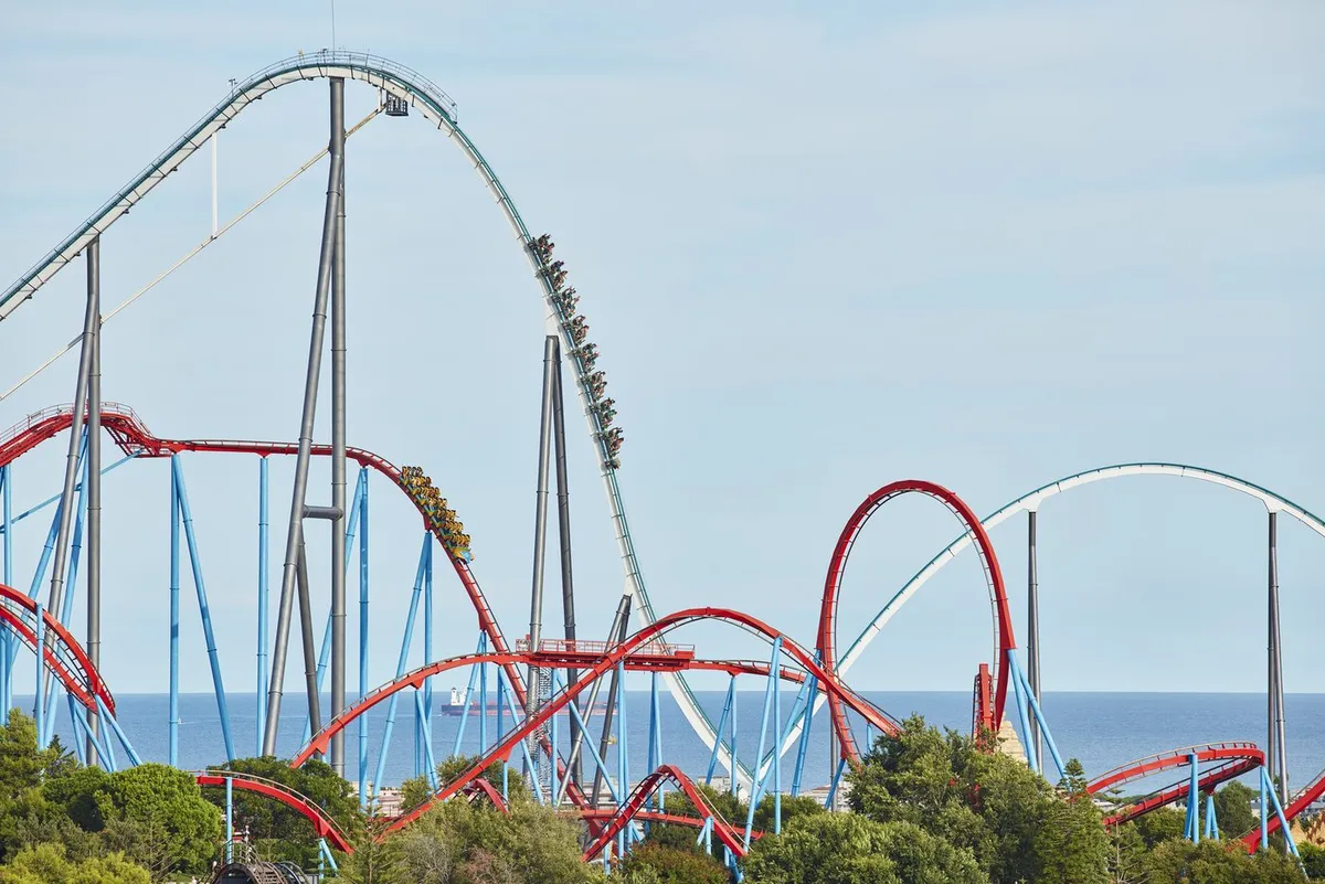 Shambhala y Dragon Khan, las montañas rusas de PortAventura Park vistas desde el hotel