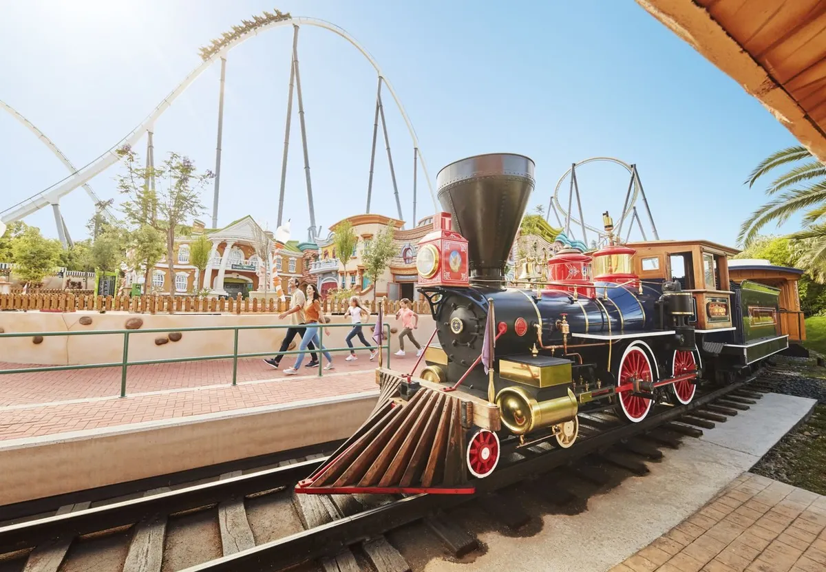 Locomotora de vapor de PortAventura Park con Shambhala al fondo