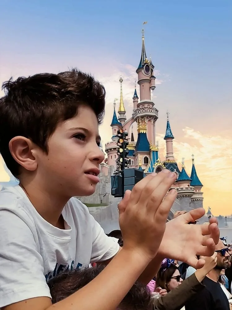 Niño mirando el castillo de Disneyland Paris