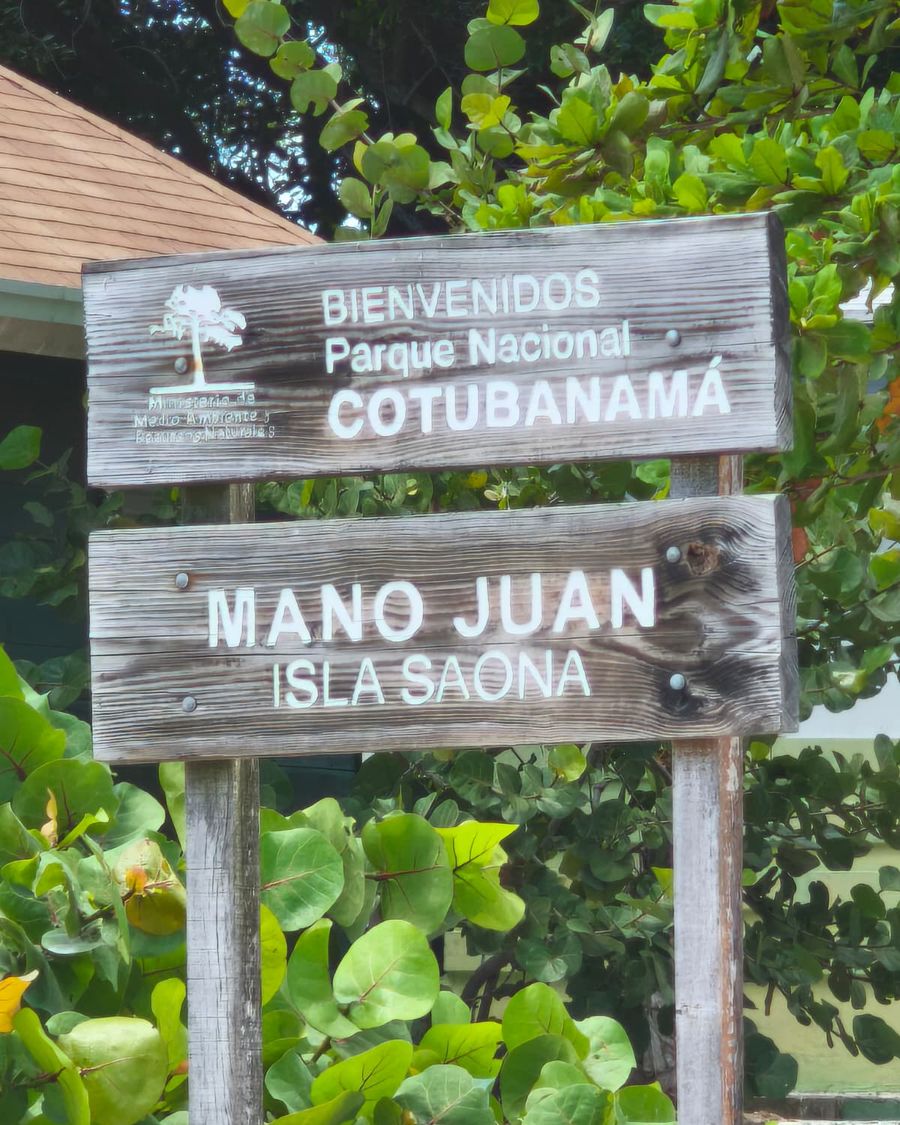 Cartel de bienvenida al Parque Nacional Cotubanamá en Mano Juan, Isla Saona