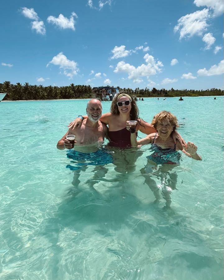 Viajeros en la piscina natural de Isla Saona, con el agua por la cintura
