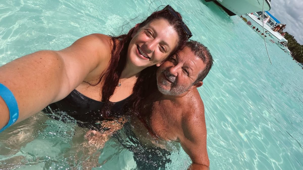 Viajeros sonriendo en el agua cristalina de Isla Saona