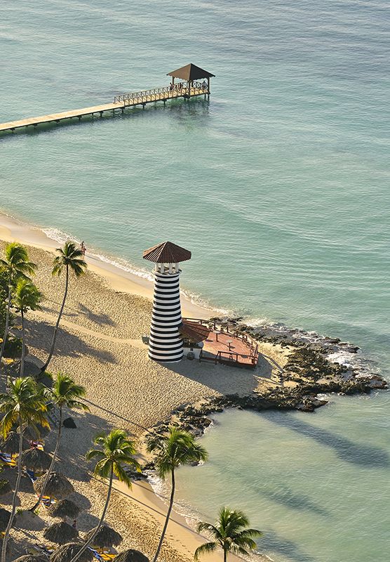 Faro de Dominicus, playa y muelle en Bayah&iacute;be
