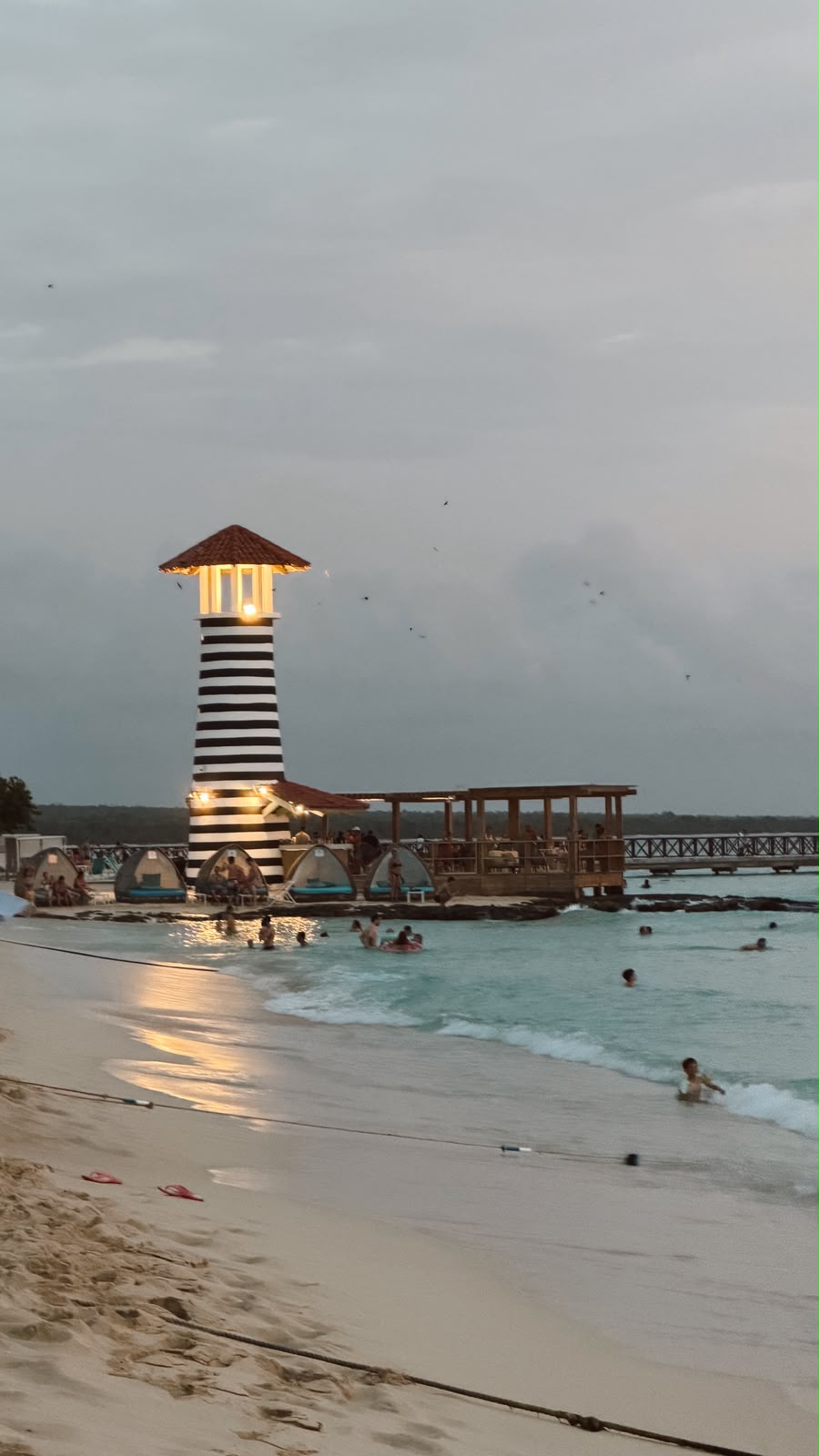 Faro de Dominicus junto al mar en Bayahíbe